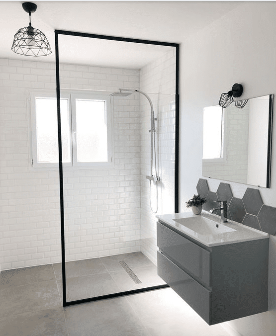 douche italienne moderne dans salle d'eau